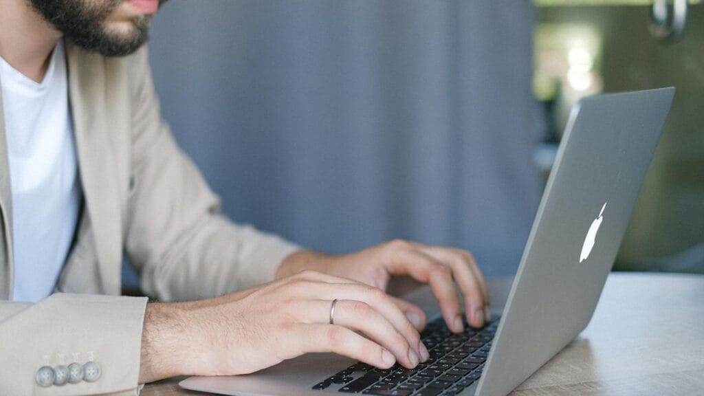 Le rôle crucial des compétences et de l’expertise humaines dans le processus actuel de recherche d’emploi piloté par l’IA : pourquoi faire appel à une agence de dotation en personnel?