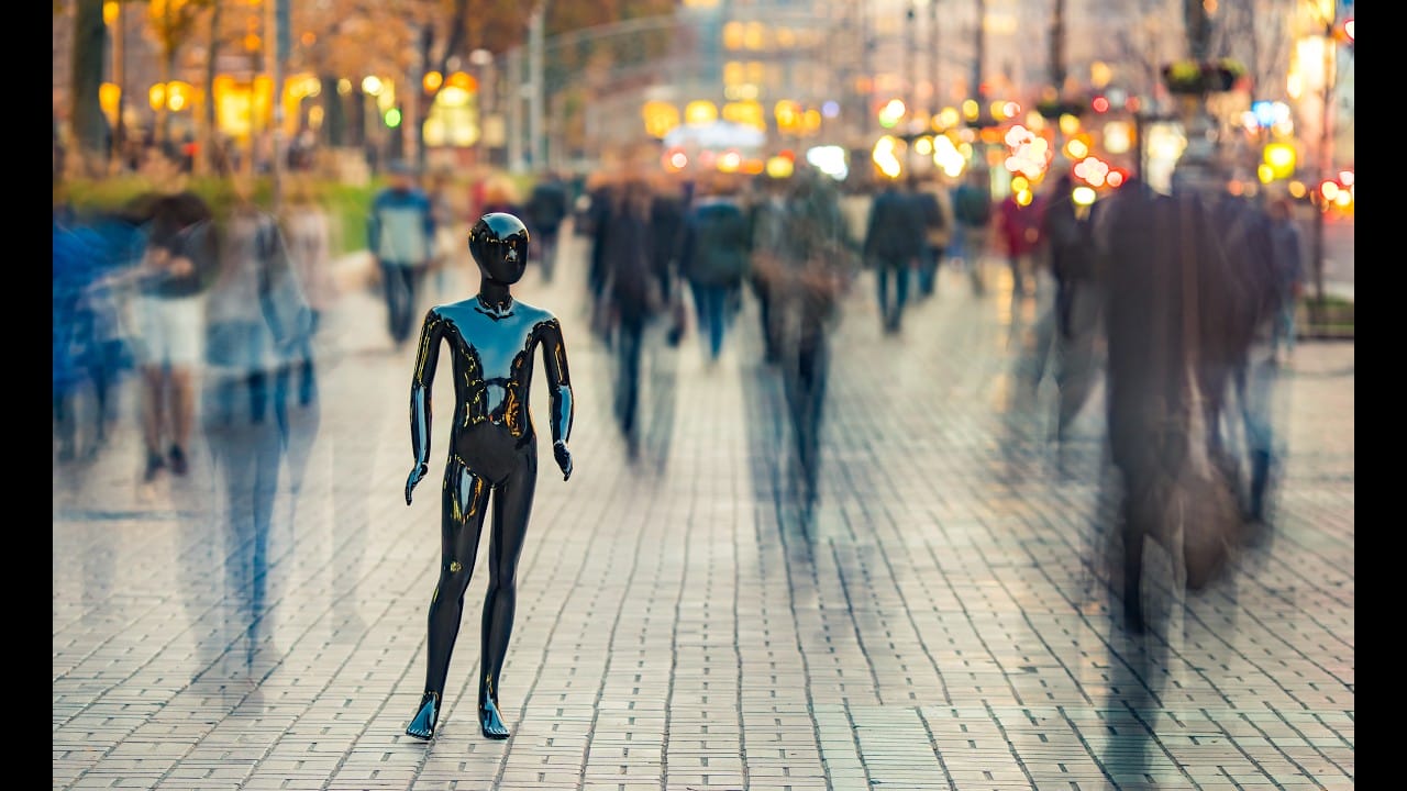 Photo d'un mannequin dans une foule.